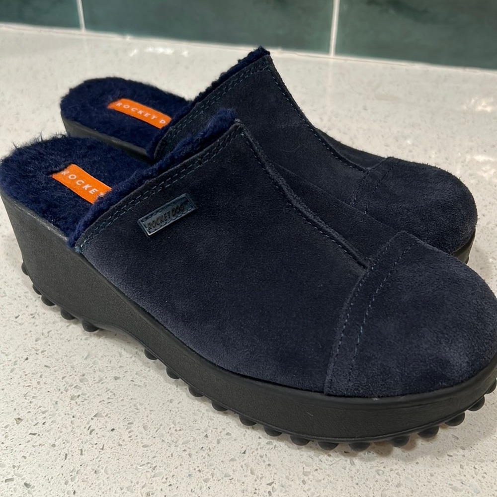 Almost New Rocket Dog “Fran” platform suede mules. Women’s sz 9.5 navy blue.